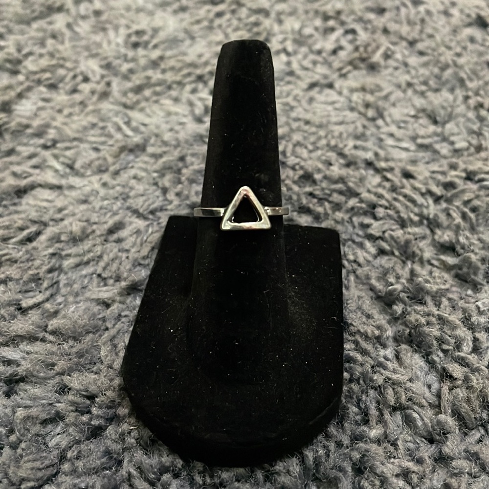 NWOT Mid finger triangle ring